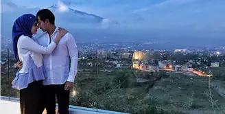 Kabar bahagia bagi pasangan pesinetron Fairuz A Rafiq dengan Sonny Septian. Pasalnya, anak mendiang penyanyi dangdut A Rafiq itu kini tengah hamil trismester pertama. (Instagram/fairuzarafiq)