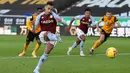 Pemain Aston Villa, Anwar El Ghazi, melepaskan tendangan penalti saat melawan Wolverhampton Wanderers pada laga Liga Inggris di Stadion Molineux, Minggu (13/12/2020). Aston Villa menang dengan skor 0-1. (Catherine Ivill/Pool/AFP)