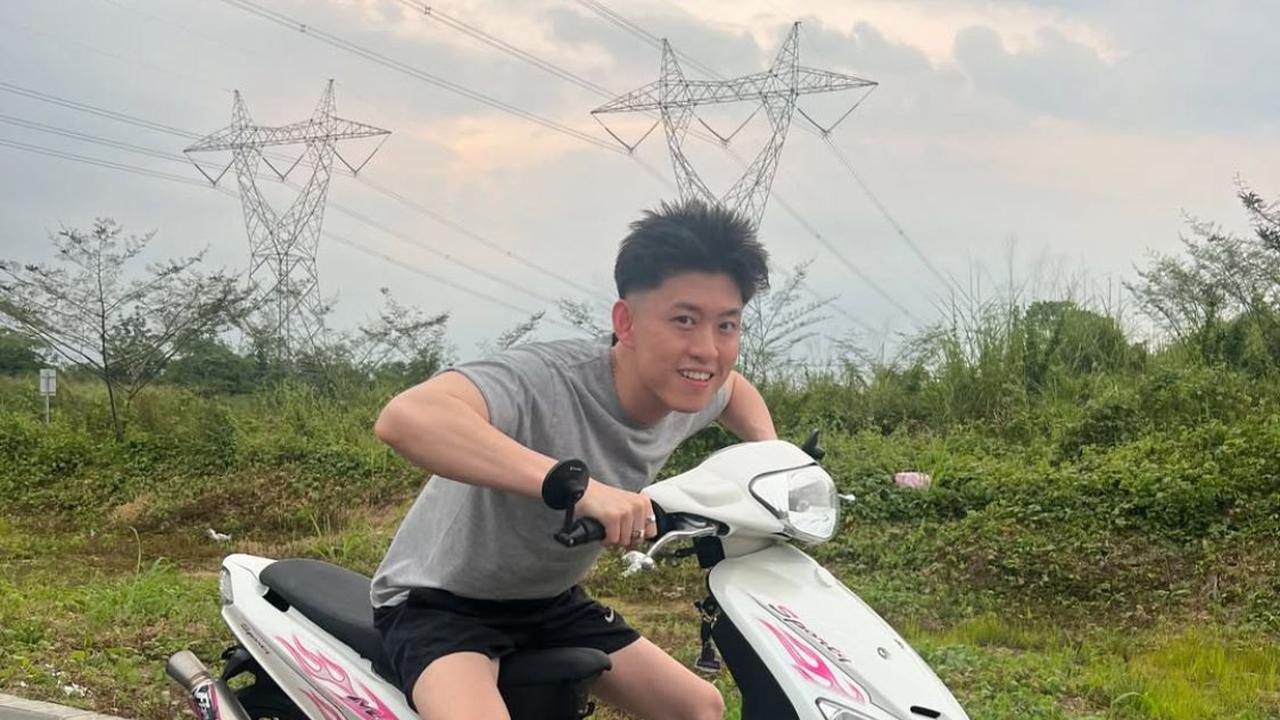 Rich Brian Santai Naik Motor Matic di Indonesia, Gayanya Bikin Warganet Terhibur