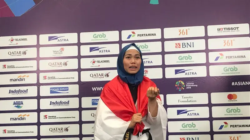 Atlet taekwondo Indonesia, Defia Rosmaniar, meraih medali emas di Asian Games 2018 (Liputan6.com / Ahmad Fawwaz Usman)