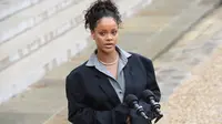 Mendapat komentar dari penggemar merupakan hal yang biasa diterima oleh para selebriti. Salah satunya Rihanna, penyanyi mungil yang satu ini kerap dikomentari oleh publik, baik itu fans maupun haters. (AFP/Christophe Archambault)