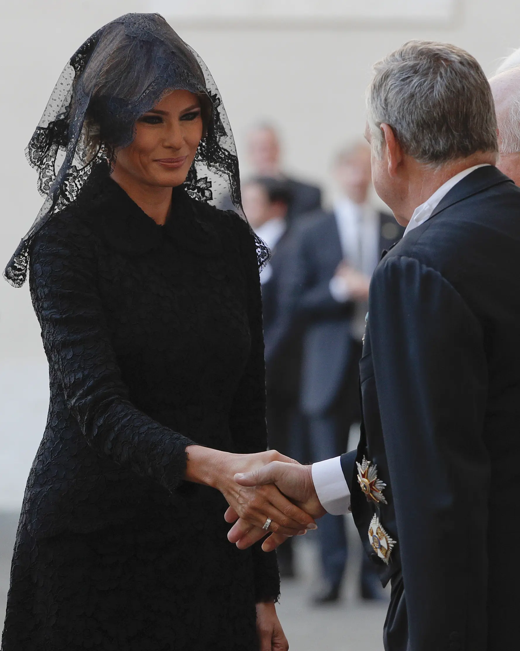 Ibu Negara AS, Melania Trump setibanya di halaman San Damaso, Vatikan untuk melakukan pertemuan dengan Paus Fransiskus, Rabu (24/5). Dalam pertemuan itu, Melania terlihat cantik dengan gaun hitam dan kerudung renda di kepalanya. (AP Photo/Gregorio Borgia)