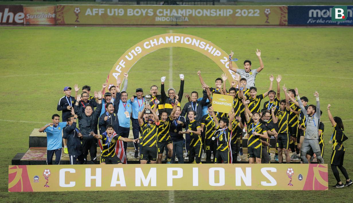 Pemain Timnas Malaysia U-19 melakukan selebrasi usai menjuarai Piala AFF U-19 2022 di Stadion Patriot Chandrabhaga, Bekasi, Jumat (15/7/2022). (Bola.com/Bagaskara Lazuardi)