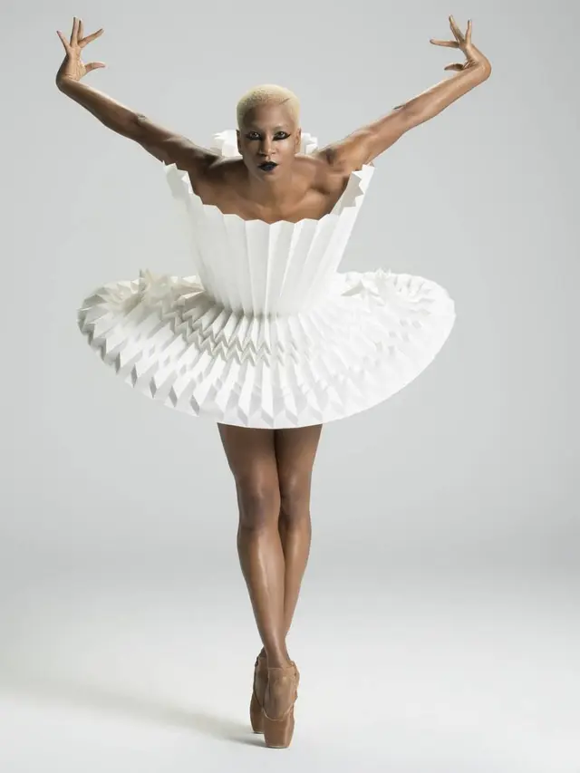 Bak Busana Mahal, Seniman Ini Manfaatkan Limbah Kertas untuk Pakaian Ballerina