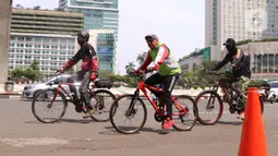 Pesepeda melintasi kawasan Bundaran HI, Jakarta, Minggu (16/8/2020). Dinas Perhubungan DKI Jakarta memastikan 32 kawasan khusus pesepeda (KKP) di lima wilayah kota administrasi di Ibu Kota ditiadakan mulai hari ini. (Liputan6.com/Angga Yuniar)