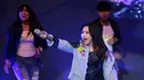 Artis serba bisa Prilly Latuconsina tengah bergembira karena salah satu mimpinya telah terwujud, yaitu menggelar mini konser. Kebahagian semakin bertambah ketika terdapat orang penting yang hadir di mini konsernya. (Deki Prayoga/Bintang.com)