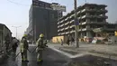 Petugas pemadam kebakaran membersihkan lokasi ledakan bom di Kabul (2/2/2021).  Dua orang tewas ketika ibu kota Afghanistan diguncang serangkaian bom mobil pada jam sibuk, kata para pejabat, sementara seorang polisi kendaraan menjadi sasaran dalam serangan di utara Kabul. (AFP/Bangun Kohsar)