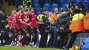 Pemain Manchester United, Marcus Rashford, melakukan selebrasi bersama rekannya setelah mencetak gol ke gawang Leeds United pada laga Liga Inggris di Stadion Elland Road, Minggu (12/2/2023). (AP Photo/Jon Super)