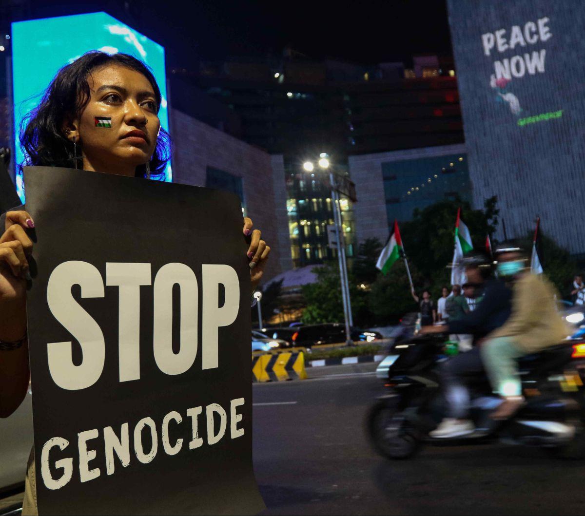 Aktivis Greenpeace&nbsp;Indonesia  menggelar aksi solidaritas untuk Palestina di kawasan Bundaran HI, Jakarta, Jumat (3/11/2023). Aksi ini digelar sebagai bentuk dukungan kepada rakyat Palestina yang menghadapi serangan-serangan brutal Israel.<br>
