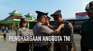 Seorang anggota TNI mendapat penghargaan dari Polres Grobogan setelah dedikasinya dalam membantu kerja polisi dalam menangkap pencuri.