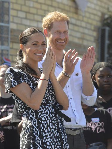 Meghan Markle dan Pangeran Harry dalam lawatan ke Afrika (Courtney Africa / Africa News Agency via AP, Pool)