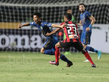 Pemain Muda Persib Bandung, Henhen Herdiana (kiri) saat melawan Persipura Jayapura pada lanjutan Liga 1 2017 di Stadion GBLA, Bandung (7/5/2017). (Bola.com/Nicklas Hanoatubun)