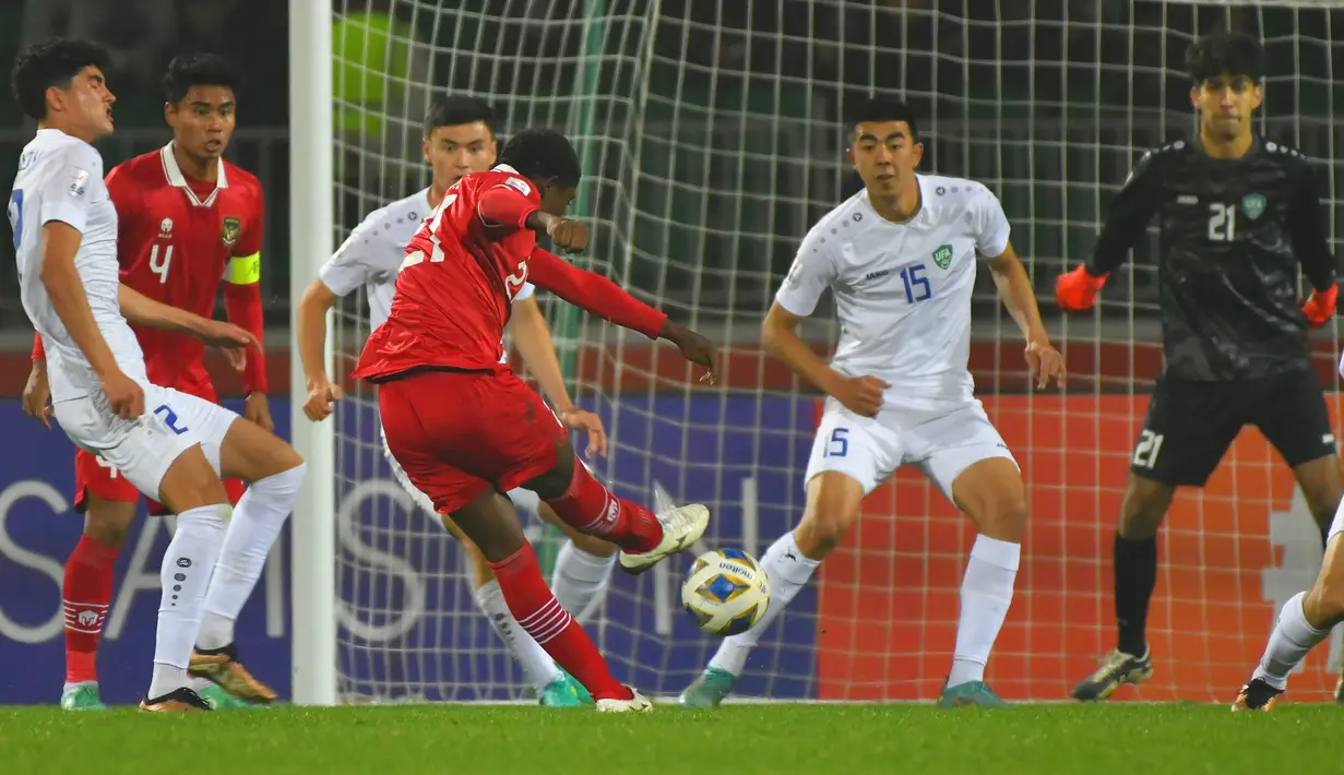 <p>Pemain Timnas Indonesia U-20, Hugo Samir melepaskan tendangan ke gawang Uzbekistan U-20 pada laga matchday ketiga Grup A Piala Asia U-20 2023 di Istiqlol Stadium, Fergana, Uzbekistan, Selasa (7/3/2023) malam WIB. (AFC/Tolibjon Kosimov Tokhririvich)</p>