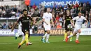 Aksi Penyerang Manchester City, Sergio Aguero (kiri) saat mencetak gol ke gawang Swansea City  pada lanjutan Premier League di Stadion Liberty, Swansea, Sabtu (24/9/2016). (AFP/Adrian Dennis)