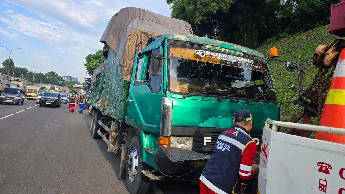tabrakan beruntun di Tol JORR