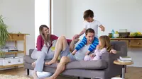 Ilustrasi keluarga berkumpul di rumah. (Shutterstock)