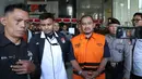 Bupati Pemalang Anom Widiyantoro berjalan menuju mobil tahanan usai menjalani pemeriksaan di Gedung Merah Putih KPK, Jakarta, Kamis  (30/7/2026).  (KLY/ Arie Basuki)