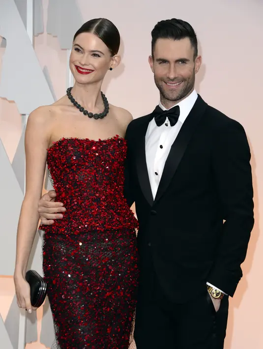 Suami dari model Behati Prinsloo ini memilih dasi kupu-kupu untuk menyempurnakan setelan ‘suit and tie’-nya dalam menghadiri acara Academy Awards ke-87. (Bintang/EPA)