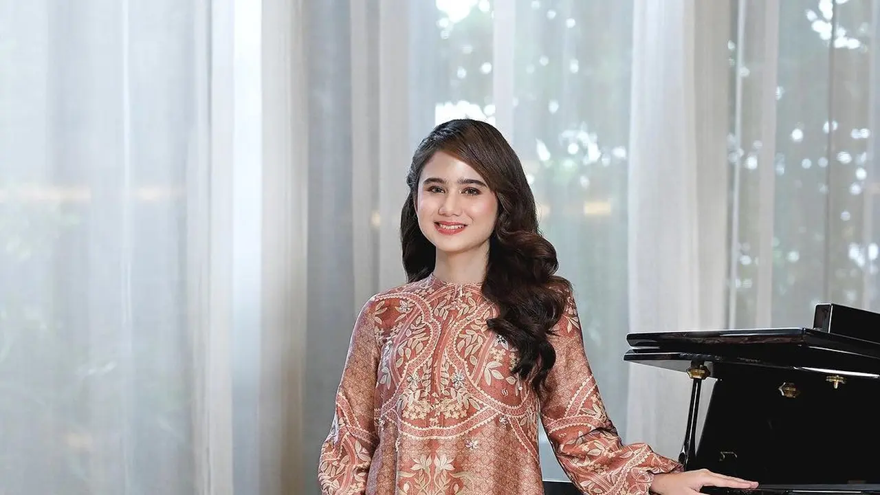 8 Inspirasi Baju Lebaran Satin dari Mikha Tambayong hingga Raline Shah