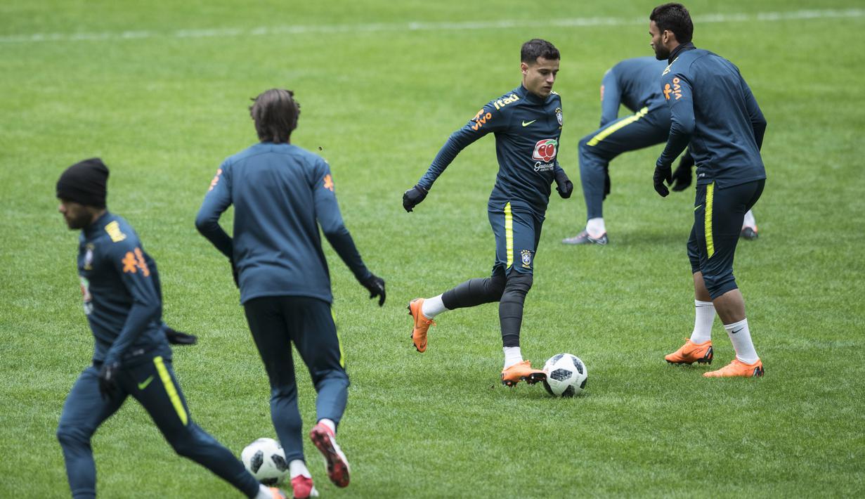 Penyerang Barcelona, Philippe Coutinho saat berlatih bersama timnas Brasil di Stadion Olimpiyskiy Luzhniki, Moskva, Rusia, (22/3/2018). Brasil akan melawan Rusia pada laga uji coba 23 Maret. (AP/Pavel Golovkin)