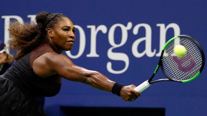 Petenis Serena Williams mengembalikan bola ke arah Venus Williams saat bertanding di putaran ketiga turnamen tenis AS Terbuka di New York, Jumat (31/8). Serena mengalahkan Venus dengan skor 6-1, 6-2. (AP Photo/Adam Hunger)