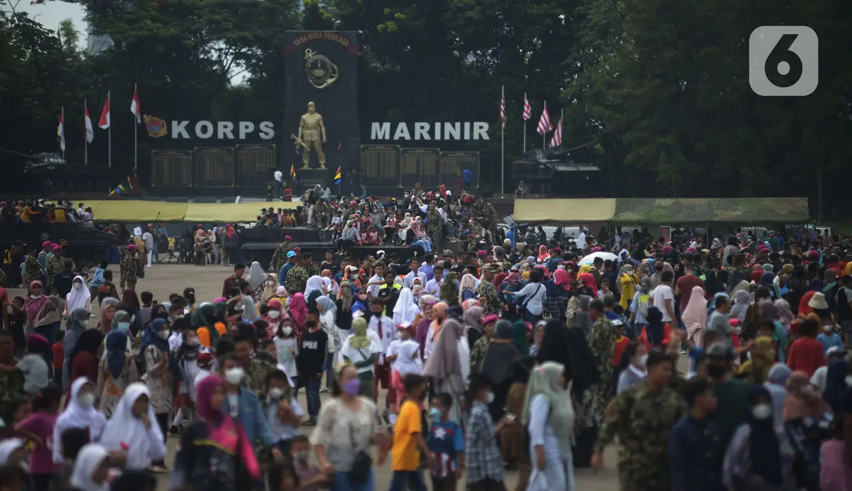 Warga berkumpul  di lapangan Marinir Cilandak, Jakarta, Selasa (15/11/2022). Kegiatan ini dilakukan dalam rangka peringatan HUT Ke-77 Korps Marinir dibuka untuk warga mencoba berkeliling markas Marinir. (merdeka.com/Imam Buhori)