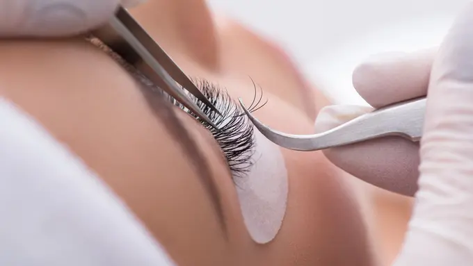 Eyelash Extension Masih Jadi Tren Begini Cara Merawatnya Agar Tahan Lama Beauty 