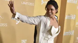 Michelle Rodriguez berpose saat tiba menghadiri amfAR Gala Los Angeles 2022 di The Pacific Design Center di West Hollywood, California pada Kamis, 3 November 2022. Michelle Rodriguez membawa beberapa keunggulan dengan memasangkan jaket kulit di atas atasan dan celana berwarna krem. (Photo by Jordan Strauss/Invision/AP)