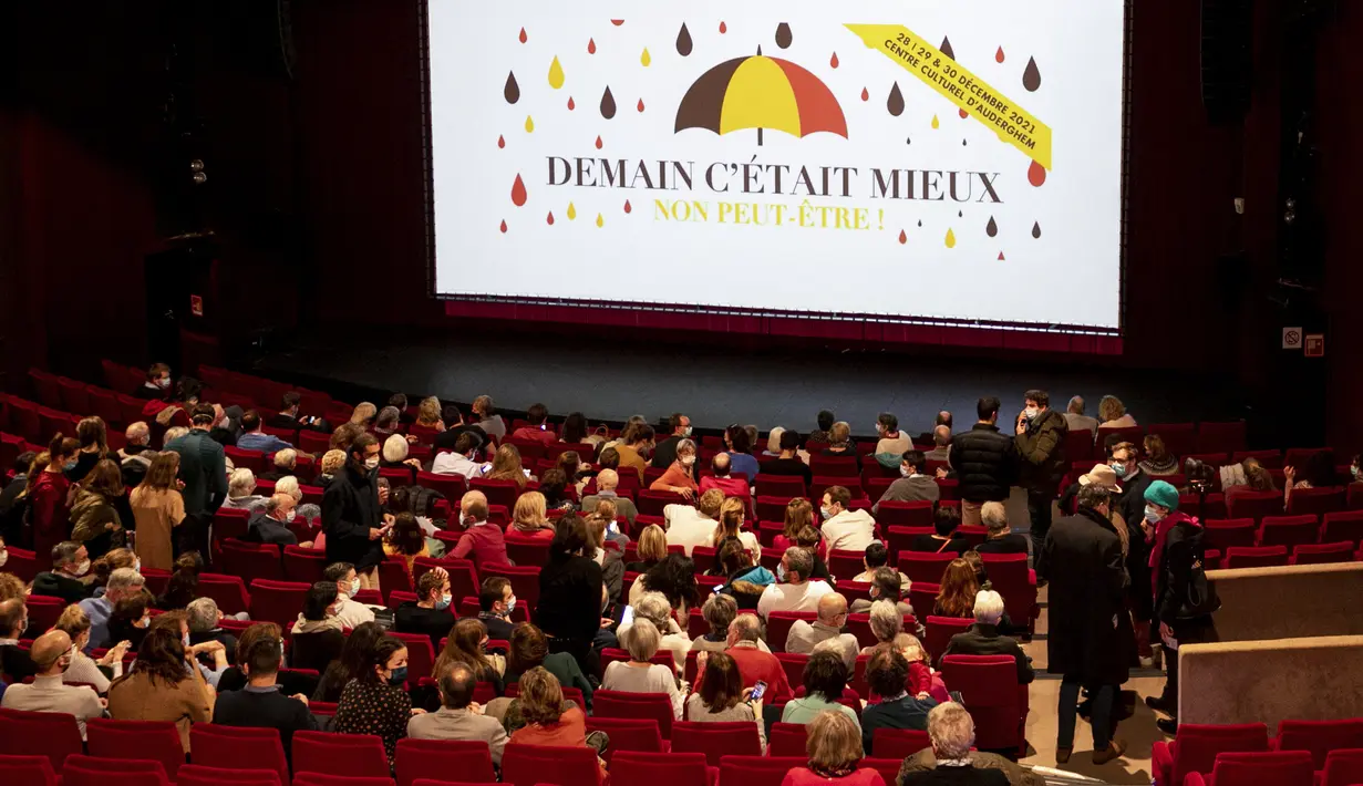 Orang-orang duduk untuk sebuah pementasan di venue Centre Culturel di Brussels, Rabu (29/12/2021). Otoritas Belgia mengonfirmasi pembukaan kembali teater dan bioskop setelah pengadilan memenangkan gugatan dari sektor budaya terhadap penutupan venue-venue budaya. (HATIM KAGHAT/BELGA/AFP)