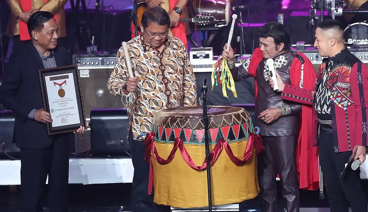 Menteri Komunikasi dan Informatika, Rudiantara mewakili Wakil Presiden Jusuf Kalla dan Raja Dangdut Rhoma Irama resmi membuka acara LIDA. Tabuhan Dol (alat musik tabuh asal Bengkulu) sebagai pembuka acara LIDA resmi dibuka. (Bambang E Ros/Bintang.com)