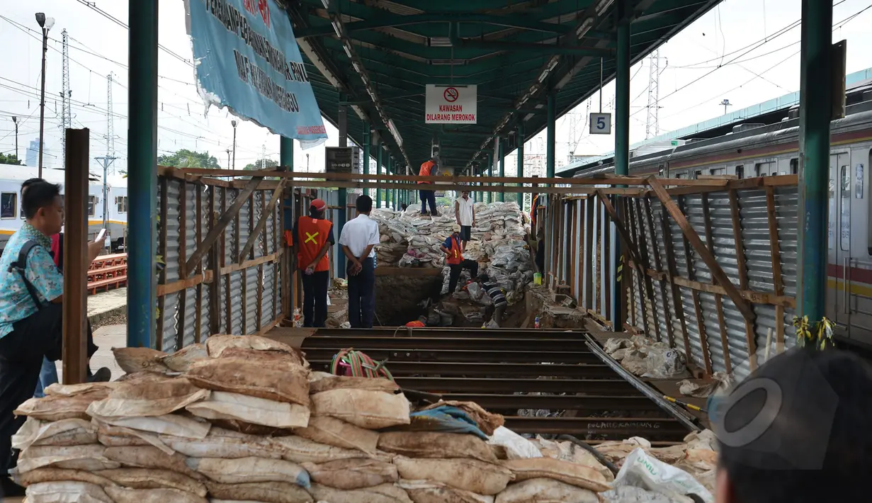Pengerjaan proyek terowongan pejalan kaki di peron Stasiun Manggarai, Jakarta, Kamis (12/3/2015). Pembangunan terowongan tersebut untuk memudahkan penumpang berpindah kereta antara peron. (Liputan6.com/Faizal Fanani)