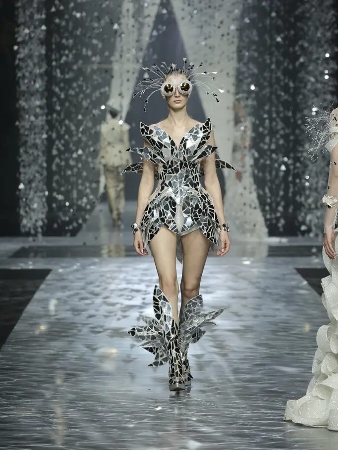 Gaun Berkilau Koleksi Terbaru Eddy Betty “Pendar”, Mahakarya Setelah Kebaya Akad Luna Maya