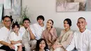 <p>Foto bersama dengan keluarga mereka pada moment lebaran Idul Fitri lalu. Meski pernikahan sah mereka hanya bertahan 6 tahun saja, kini mantan pasangan suami istri itu terlihat harmonis. (FOTO: instagram.com/yunishara36/)</p>