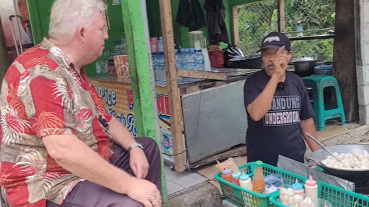 Sambil Makan Cireng, Bule Belanda Dengar Cerita soal Meletusnya Gunung Galunggung sampai Melongo