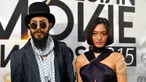 Kemesraan Alex Abbad dan pasangannya ketika menghadiri ajang Indonesia Movie Award (IMA) 2015 di Balai sarbini, Jakarta, Senin (18/5) malam. (Liputan6.com/Panji Diksana)