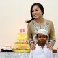 Nikita Willy berpose bersama sejumlah anak saat perayaan ulang tahunnya ke-22 di panti asuhan kawasan Bekasi, Rabu (29/6). Tidak seperti tahun-tahun sebelumnya, momen bertambahnya usia itu dirayakan Nikita secara sederhana. (Liputan6.com/Herman Zakharia)