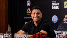 Legenda Timnas Brasil, Ronaldo Nazario, saat menghadiri jumpa pers jelang laga DRX World Legends versus Barcelona Legends di The Dharmawangsa Jakarta, Jakarta Selatan, Sabtu (17/4/2026). (Bola.com/Bagaskara Lazuardi)