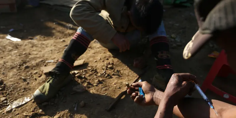 20151216-Potret Suram Penambang Batu Giok Myanmar yang Ketagihan Heroin Untuk Obat Kuat