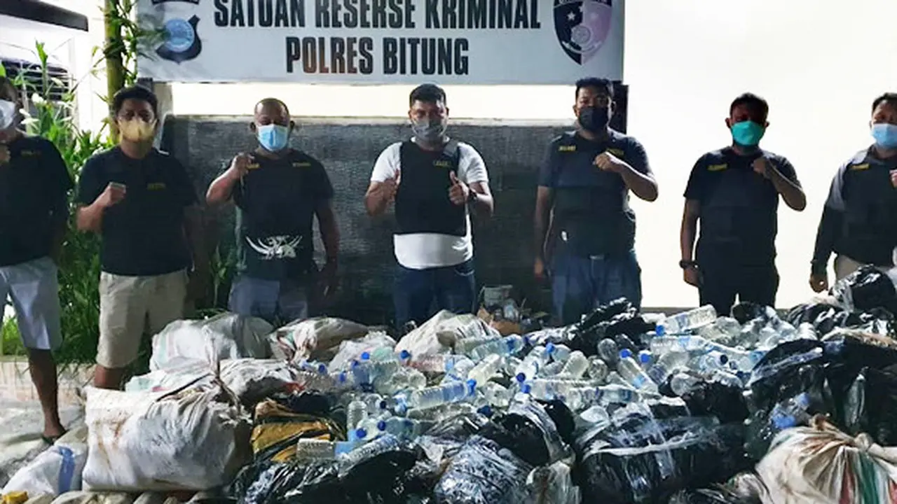 Barang bukti, dan pelaku dibawa ke Mako Polres Bitung untuk diminta keterangan selanjutnya.