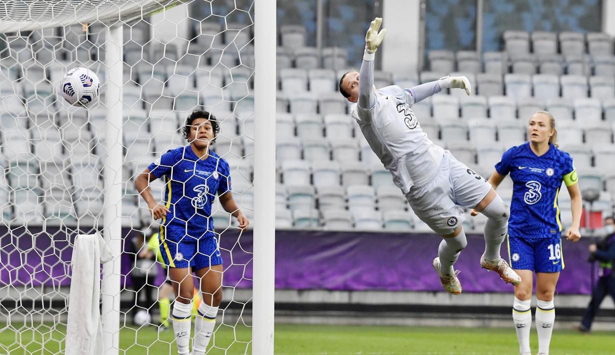 Kiper Chelsea, Ann-Katrin Berger, gagal menghalau bola saat melawan Barcelona pada laga fina Liga Champions Wanita di Gothenburg, Swedia, Senin (17/5/2021). Barcelona menang dengan skor 4-0. (AP//Martin Meissner)
