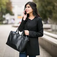 Daya tarik utama tas Polène Cyme Bag ada pada desain multifungsi yang bisa berubah bentuk. (foto/dok: freepik/senivpetro)