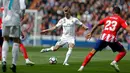 Pemain Real Madrid Toni Kroos bersiap menendang bola saat melawan Atletico Madrid dalam pertandingan La Liga Spanyol di stadion Santiago Bernabeu di Madrid (8/4). Real Madrid ditahan imbang 1-1 oleh Atletico Madrid. (AP Photo / Francisco Seco)