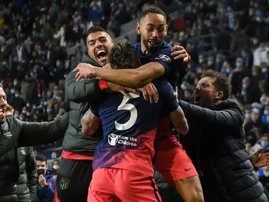Laga panas tersaji di matchday terakhir Grup B Liga Champions 2021/2022 antara FC Porto melawan Atletico Madrid. Pertandingan yang memperebutkan tiket 16 besar tersebut diwarnai drama kartu merah hingga gol di menit injury time. (AFP/Miguel Riopa)