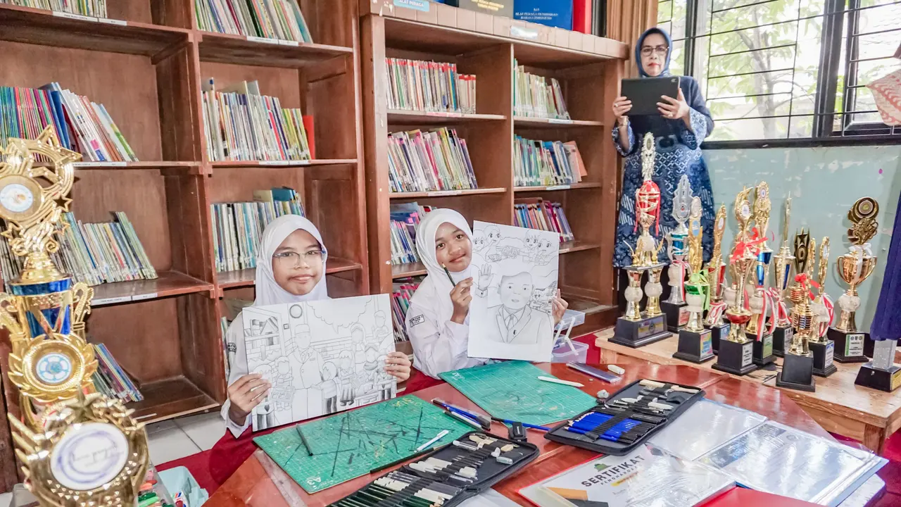 Dua siswa yang berasal dari SDN Sukatani 4 Depok, mendapatkan beasiswa dari Presiden Prabowo Subianto melalui Yayasan Gerakan Solidaritas Nasional (YGSN) (Istimewa)