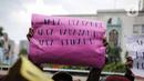 Warga Tanjung Priok membawa poster berisi aspirasi saat berunjuk rasa di depan Gedung Kemenkumham, Jakarta Selatan, Rabu (22/1/2020). Mereka menuntut Menkumham Yasonna Laoly minta maaf atas ucapannya yang menyebut Tanjung Priok adalah daerah miskin, kumuh, dan kriminal. (Liputan6.com/Faizal Fanani)