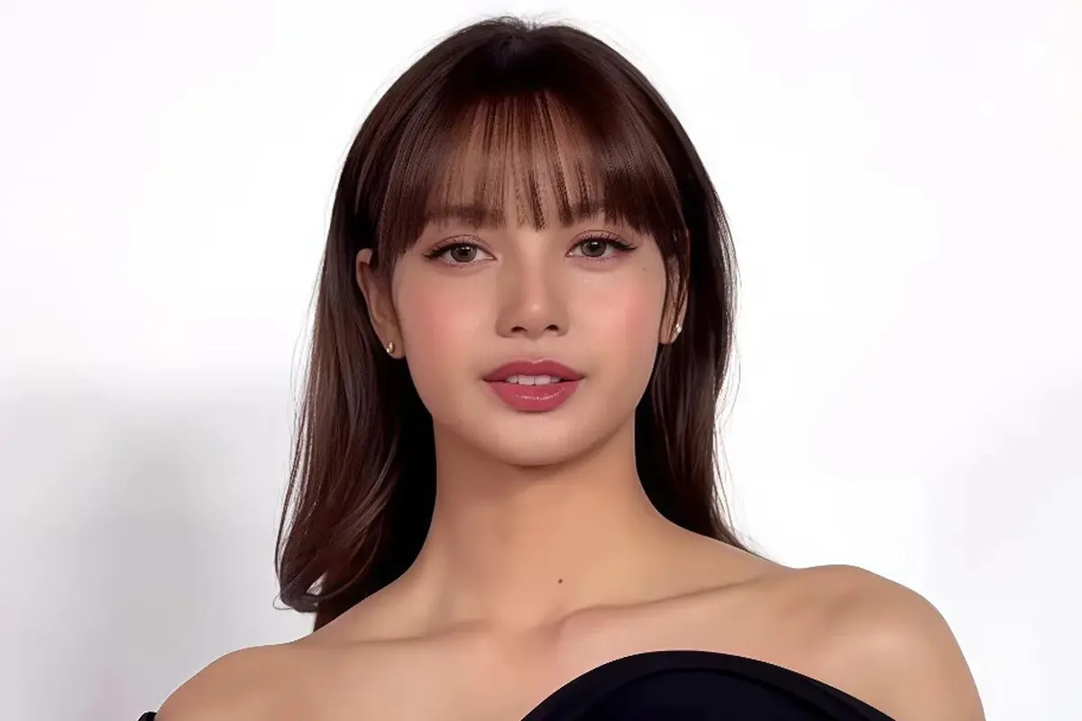 Potret Lisa BLACKPINK Tampil dengan Igari Makeup dan Poni Khas-nya saat Hadiri Acara Shiseido di Tokyo