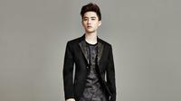 D.O `EXO` menunjukkan profesionalisme dengan melepas sepatu untuk tampil total di depan penonton.
