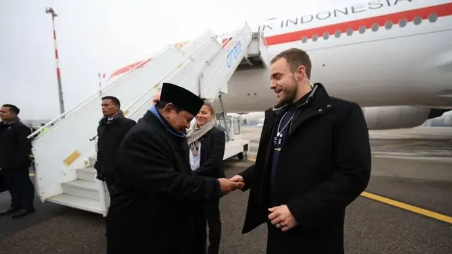 Presiden Prabowo Subianto (kiri) memberikan koin Kepresidenan kepada pengawal dari Pemerintah Swiss, di Bandara Internasional Zurich, Swiss, Jumat (23/1/2026). (@sekretariat.kabinet)