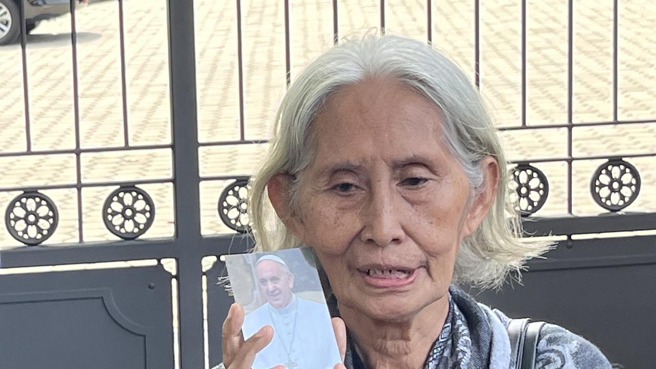Agnes, wanita lanjut usia yang hadir di Kantor Kedutaan  di Jakarta untuk doakan Paus Fransiskus.