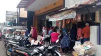 Nampak kaum ibu-ibu tengah membanjiri salah satu gerai oleh-oleh makanan berbahan kulit di salah satu toko kawasan Sukaregang, Garut, Jawa Barat (Liputan6.com/Jayadi Supriadin)